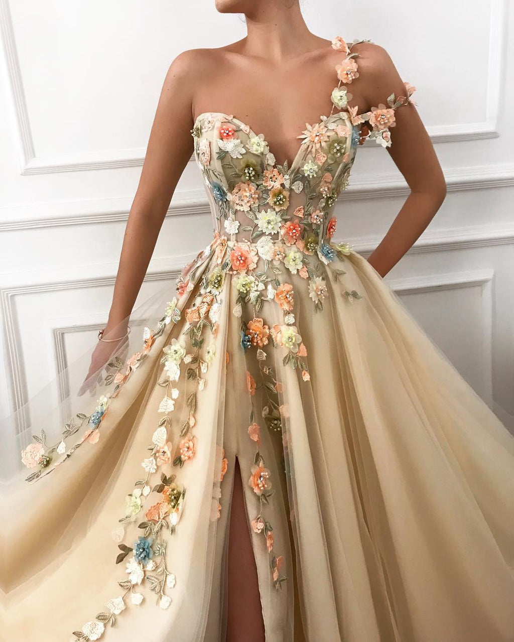 Robe de bal longue en tulle asymétrique à une épaule, coupe trapèze et fente élégante