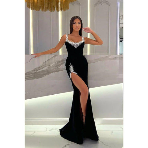 Robe de soirée longue noire à bretelles spaghetti et perles avec fente