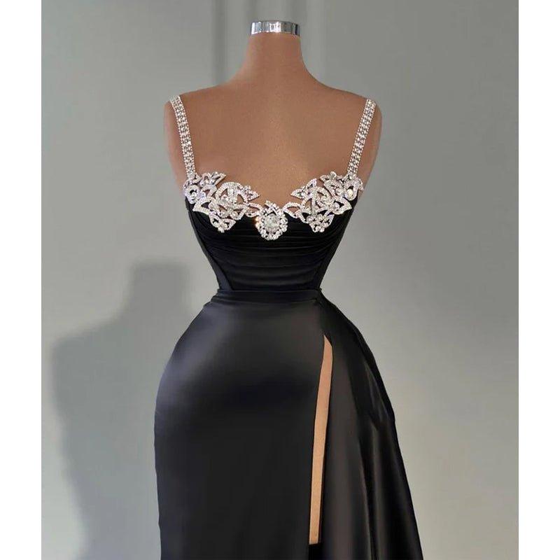 Atractivo vestido de fiesta largo con tirantes finos y cuentas, con aberturas. 
