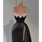 Atractivo vestido de fiesta largo con tirantes finos y cuentas, con aberturas. 