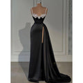 Atractivo vestido de fiesta largo con tirantes finos y cuentas, con aberturas. 
