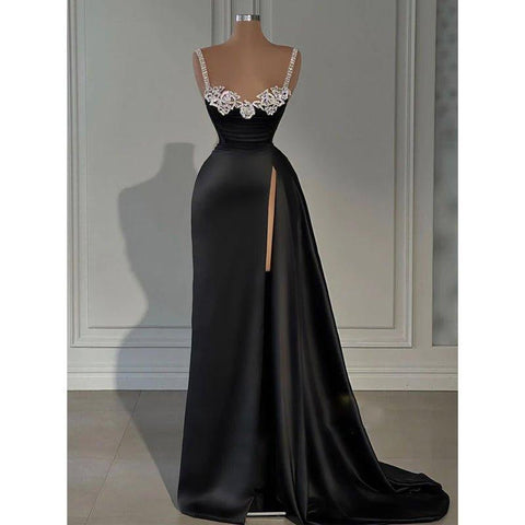 Atractivo vestido de fiesta largo con tirantes finos y cuentas, con aberturas. 