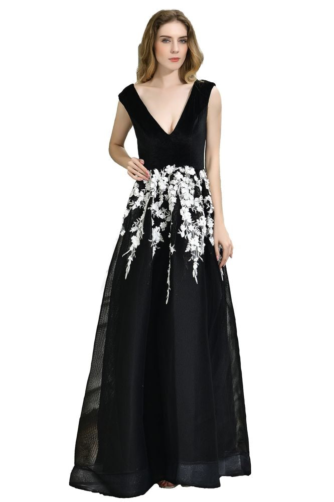 Atractivo vestido de fiesta negro de corte A con escote en V y apliques florales blancos de tul.