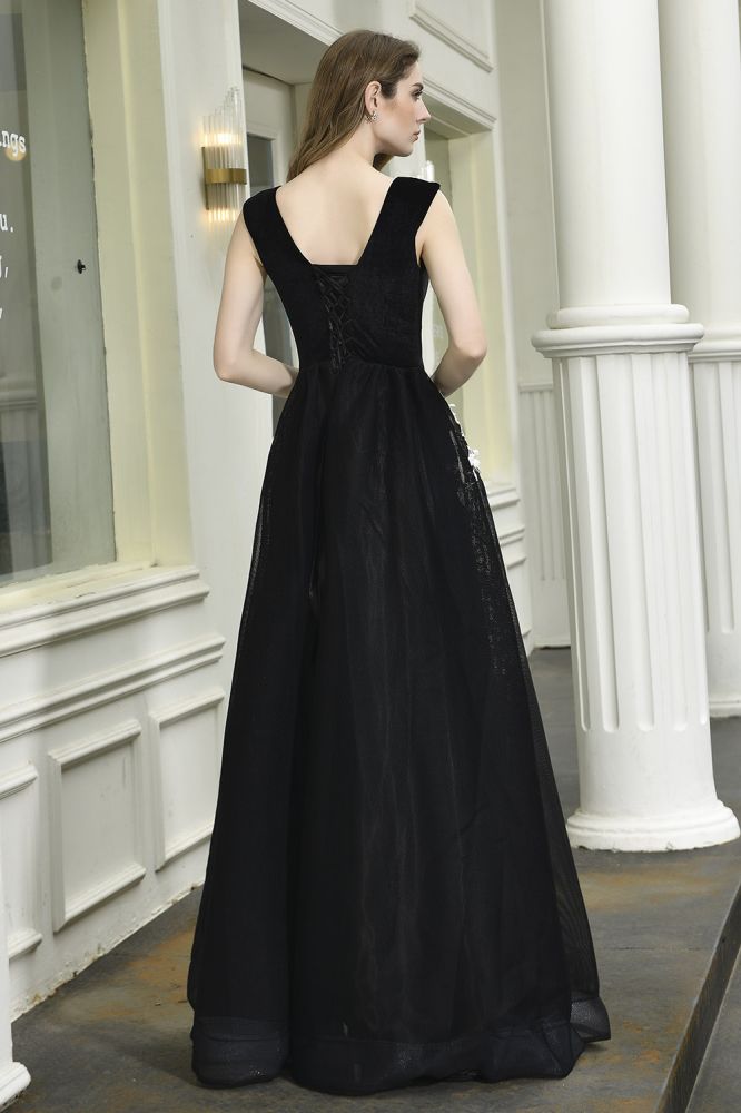 Atractivo vestido de fiesta negro de corte A con escote en V y apliques florales blancos de tul.