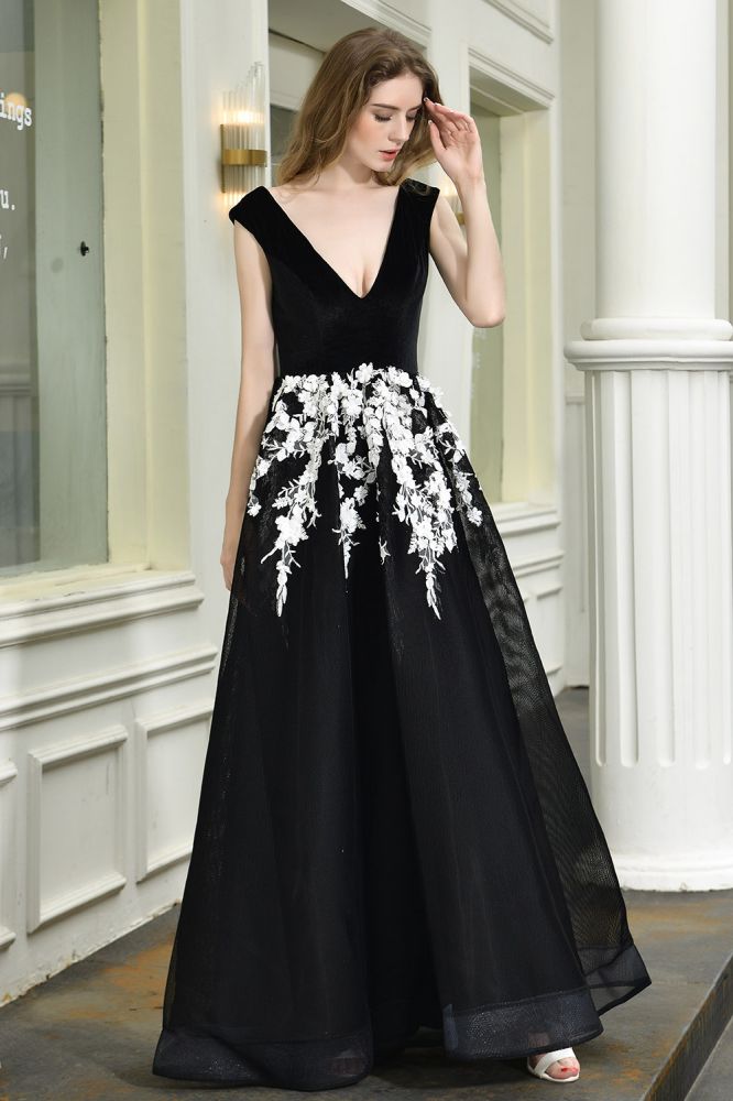 Atractivo vestido de fiesta negro de corte A con escote en V y apliques florales blancos de tul.