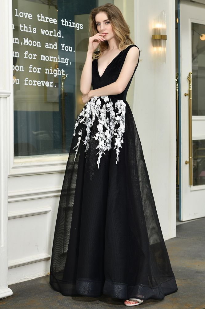 Atractivo vestido de fiesta negro de corte A con escote en V y apliques florales blancos de tul.