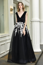 Atractivo vestido de fiesta negro de corte A con escote en V y apliques florales blancos de tul.