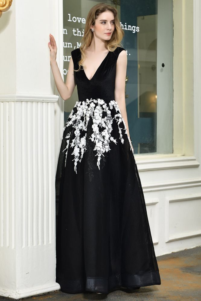 Atractivo vestido de fiesta negro de corte A con escote en V y apliques florales blancos de tul.