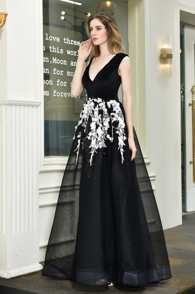 Atractivo vestido de fiesta negro de corte A con escote en V y apliques florales blancos de tul.
