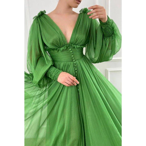 Atractivo vestido de noche formal de corte A con mangas largas de tul verde y escote en V profundo 