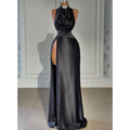 Atractivo vestido de fiesta largo con cuello alto, cuentas y pliegues, con aberturas. 