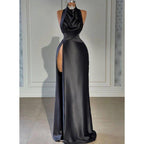Atractivo vestido de fiesta largo con cuello alto, cuentas y pliegues, con aberturas. 