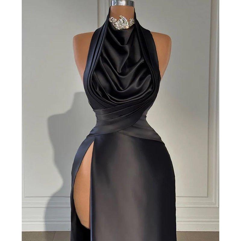 Atractivo vestido de fiesta largo con cuello alto, cuentas y pliegues, con aberturas. 