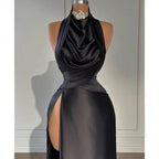 Atractivo vestido de fiesta largo con cuello alto, cuentas y pliegues, con aberturas. 