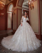 Atractivo vestido de novia largo de corte A con escote barco, apliques de cuentas, cola de encaje y mangas, con mangas y cola de encaje.