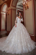Atractivo vestido de novia largo de corte A con escote barco, apliques de cuentas, cola de encaje y mangas, con mangas y cola de encaje.