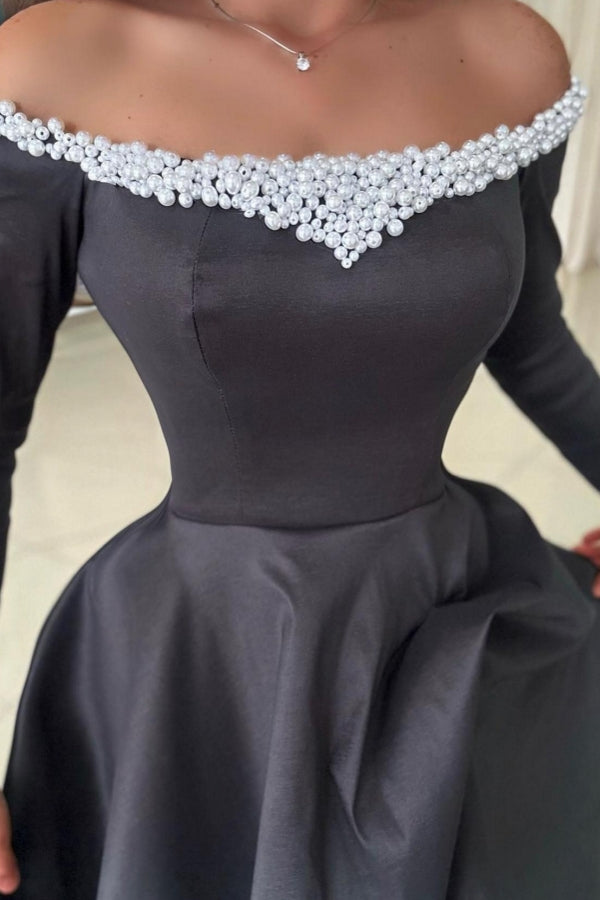 Atractivo vestido largo de fiesta negro de satén, corte en A, hombros descubiertos, abertura frontal, mangas largas y perlas.