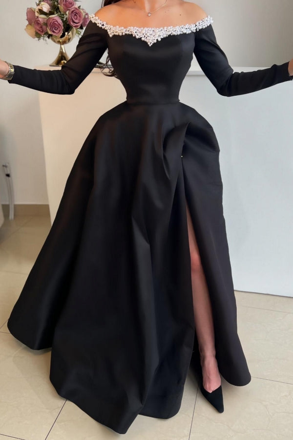 Atractivo vestido largo de fiesta negro de satén, corte en A, hombros descubiertos, abertura frontal, mangas largas y perlas.