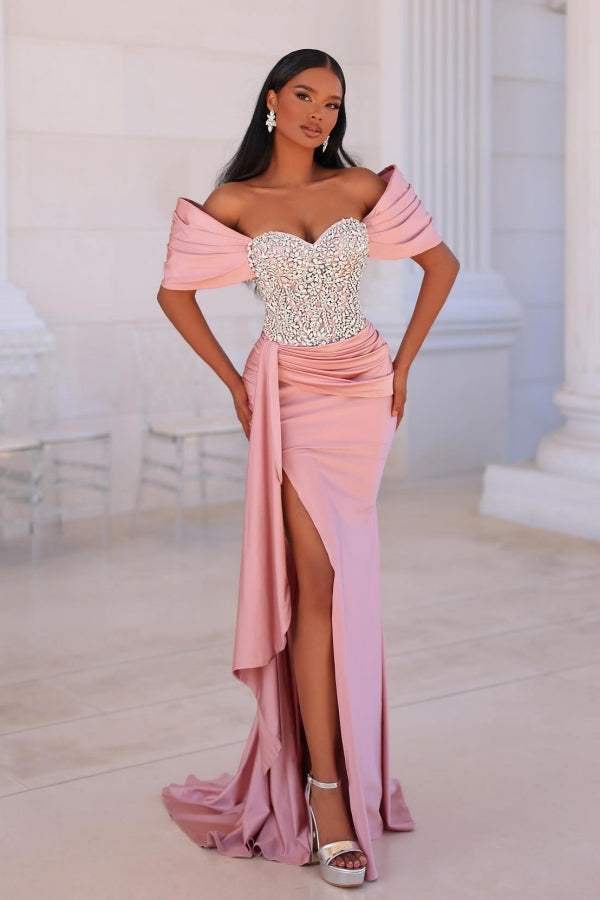 Atractivo vestido largo de sirena rosa con hombros descubiertos, encaje, pedrería y abertura.
