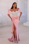Atractivo vestido largo de sirena rosa con hombros descubiertos, encaje, pedrería y abertura.