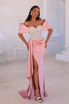Atractivo vestido largo de sirena rosa con hombros descubiertos, encaje, pedrería y abertura.