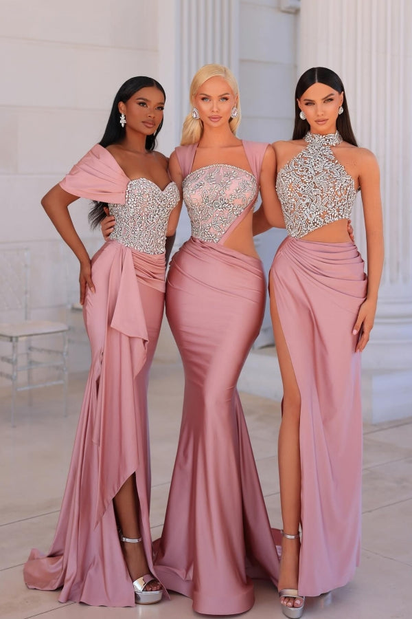 Atractivo vestido largo de sirena rosa con hombros descubiertos, encaje, pedrería y abertura.