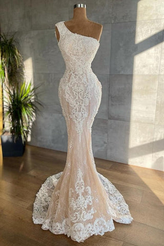 Robe de mariée sirène longue à une épaule ornée d'appliqués en dentelle, ravissante. 