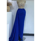 Atractivos vestidos de noche de graduación en azul, sin tirantes, con corte columna y cuentas 