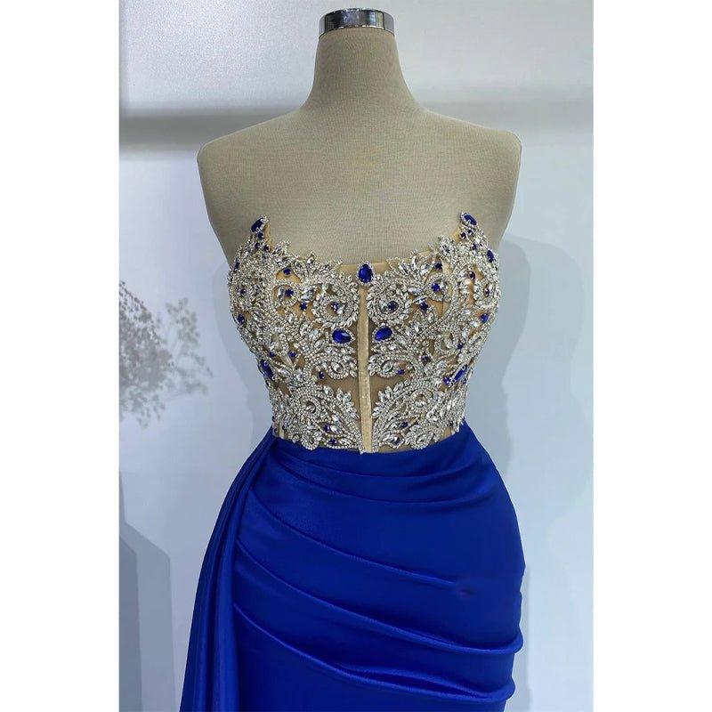 Atractivos vestidos de noche de graduación en azul, sin tirantes, con corte columna y cuentas 