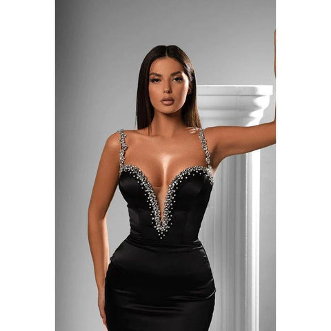 Atractivo vestido de noche largo de satén brillante con cuentas y escote en V