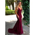 Atractivo vestido de fiesta de sirena con escote en V y encaje burdeos sin espalda 