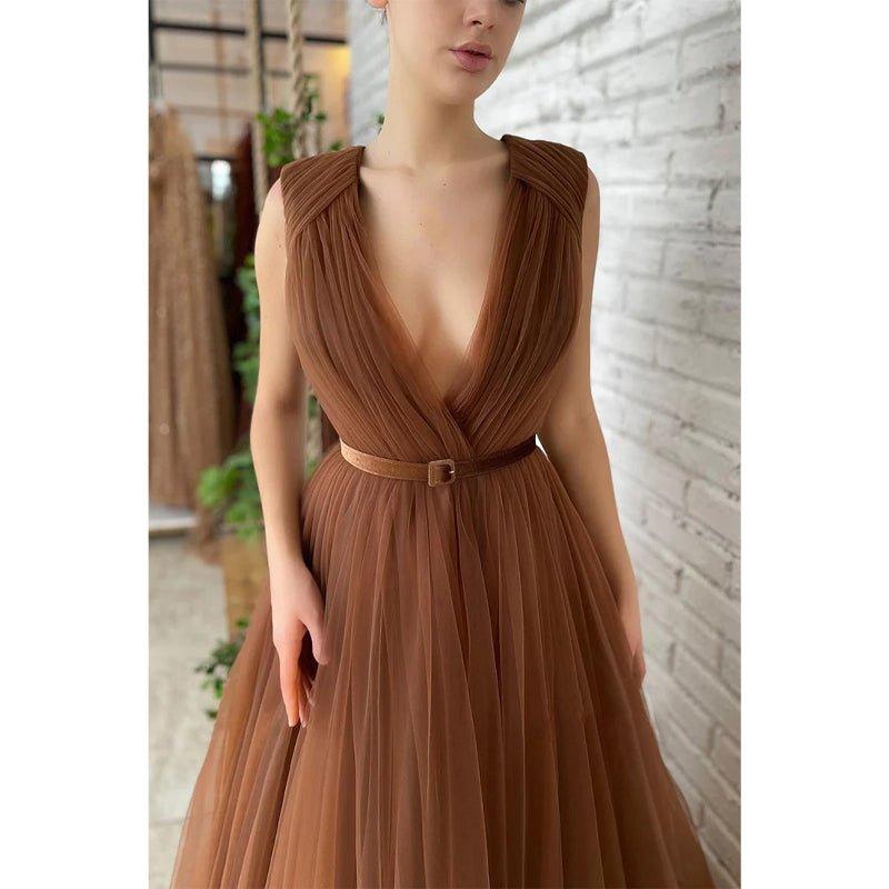 Robe de bal longue en tulle à plis et col en V 