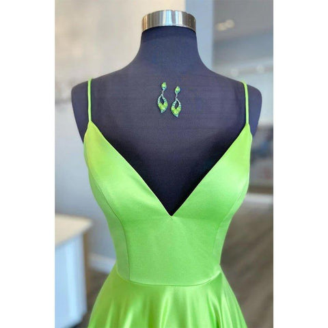 Atractivo vestido de fiesta largo sencillo de satén con escote en V y bolsillos