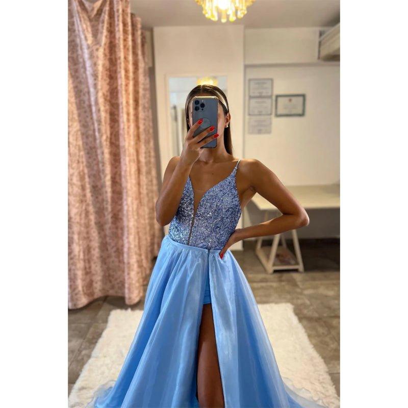 Atractivo vestido de fiesta largo con escote en V y lentejuelas con abertura alta