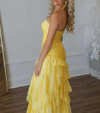 Aurora | Vestido largo de fiesta amarillo ajustado con volantes fruncidos y abertura
