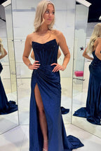 Aurorae | Robe de bal longue sirène en velours bleu marine à col rond et perles