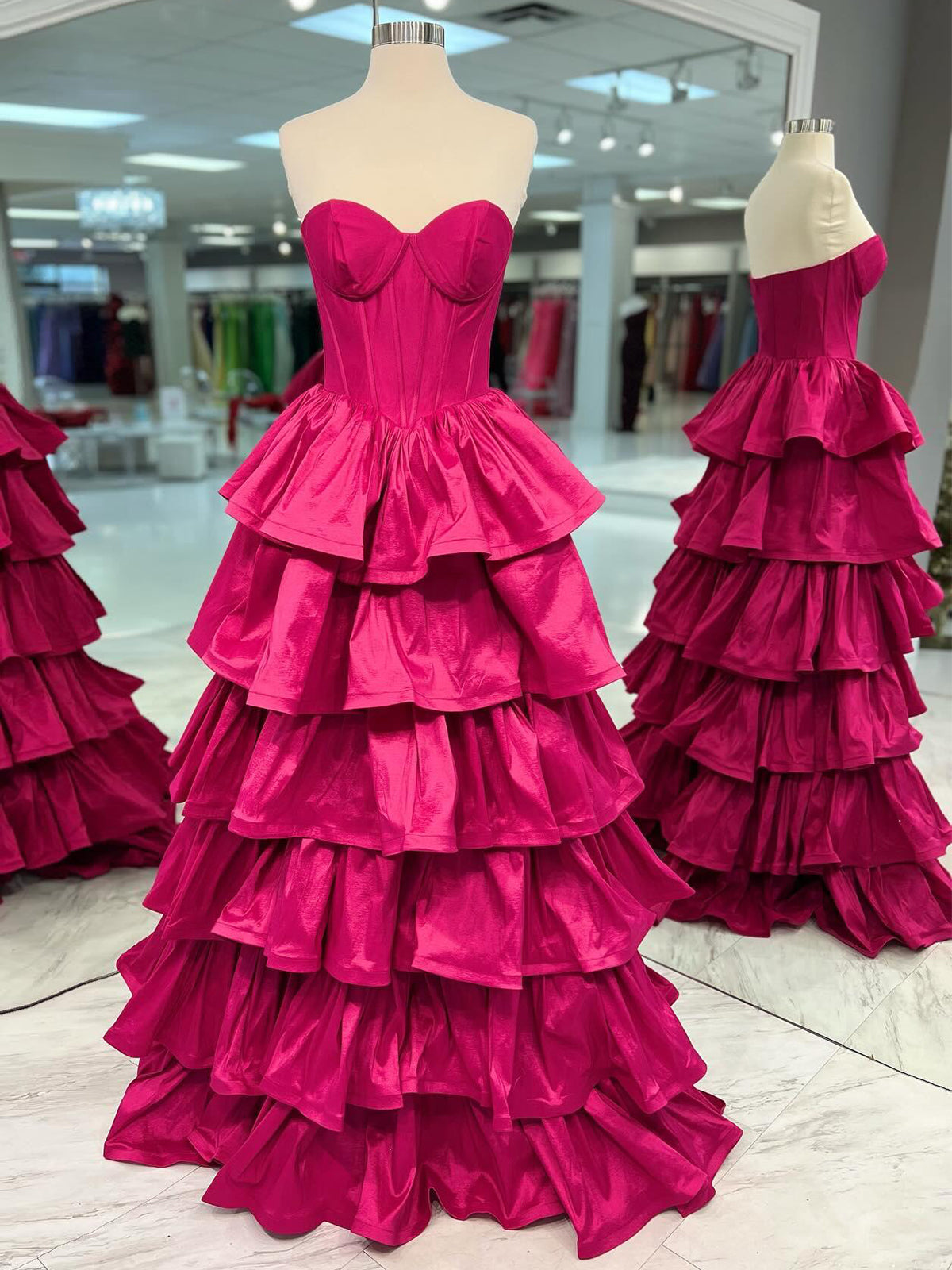 Ausha | Robes de bal trapèze à volants fuchsia en forme de cœur 