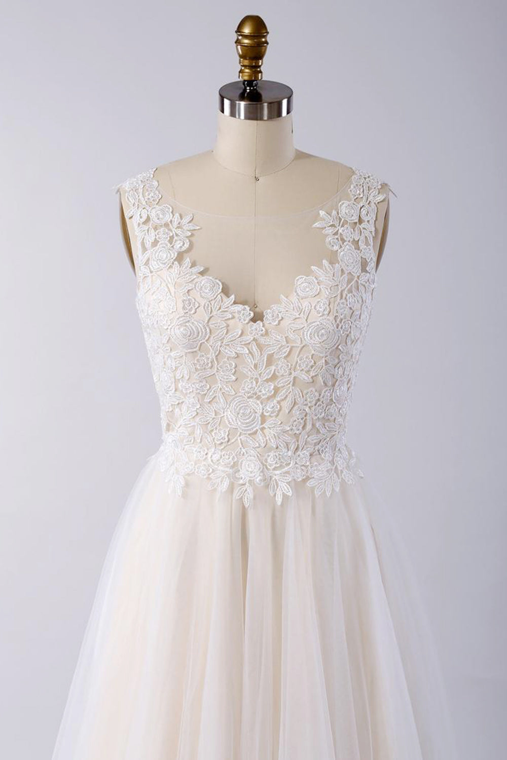 Robe de mariée trapèze en tulle ornée de magnifiques appliques 
