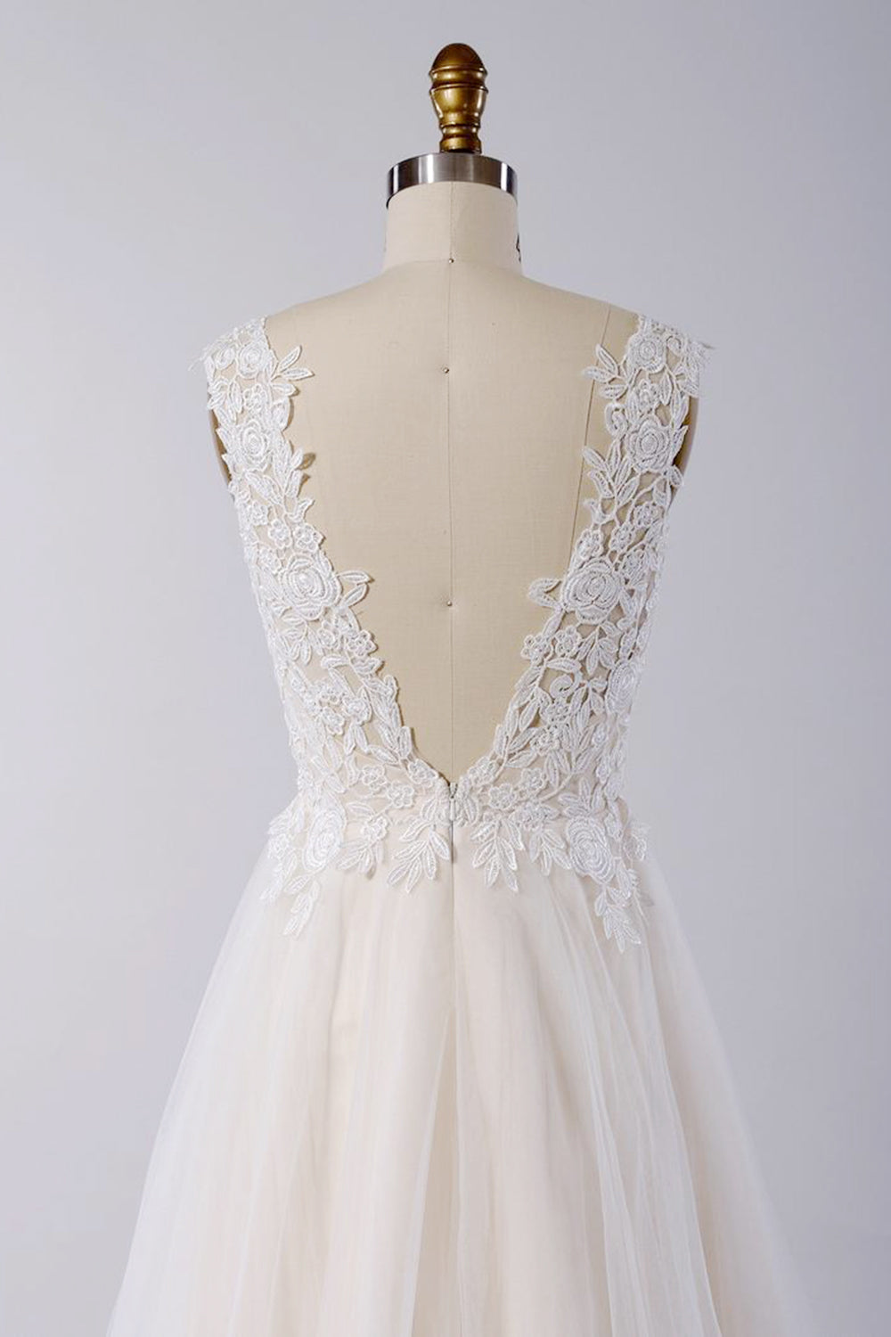 Robe de mariée trapèze en tulle ornée de magnifiques appliques 