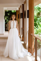 Magnifique robe de mariée longue trapèze en tulle ornée de perles et dos nu