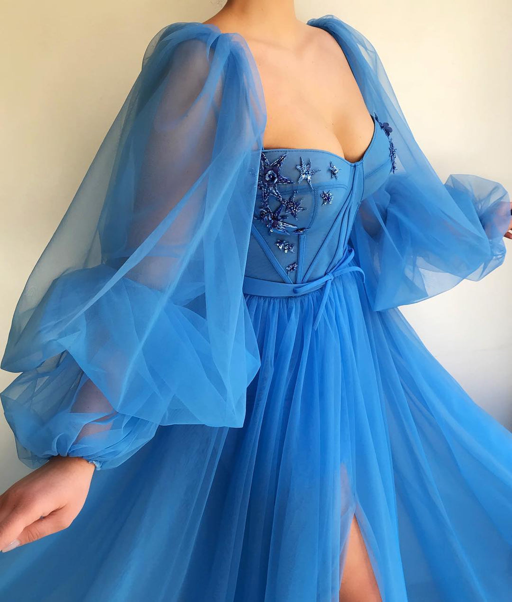 Magnifique robe de bal longue trapèze en tulle avec fente sur le devant et manches