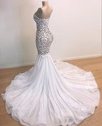 Impresionante vestido largo de sirena con escote corazón, tul y encaje blanco para baile de graduación