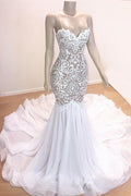 Impresionante vestido largo de sirena con escote corazón, tul y encaje blanco para baile de graduación