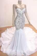 Impresionante vestido largo de sirena con escote corazón, tul y encaje blanco para baile de graduación