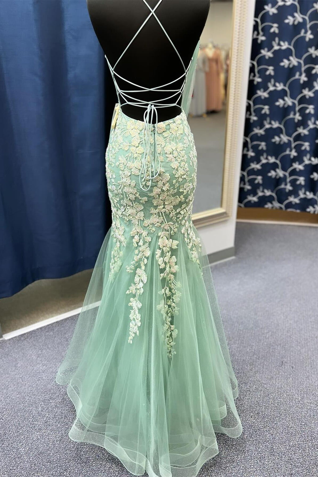 Azenor | Vestido de fiesta sirena verde salvia con tirantes finos y apliques 