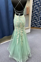 Azenor | Vestido de fiesta sirena verde salvia con tirantes finos y apliques 
