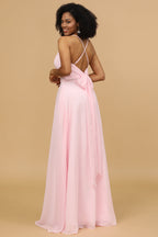 Vestido de dama de honor rosa de gasa con tirantes finos