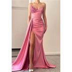 Robe de soirée fourreau/colonne à paillettes, décolleté en cœur, fendue, sans manches