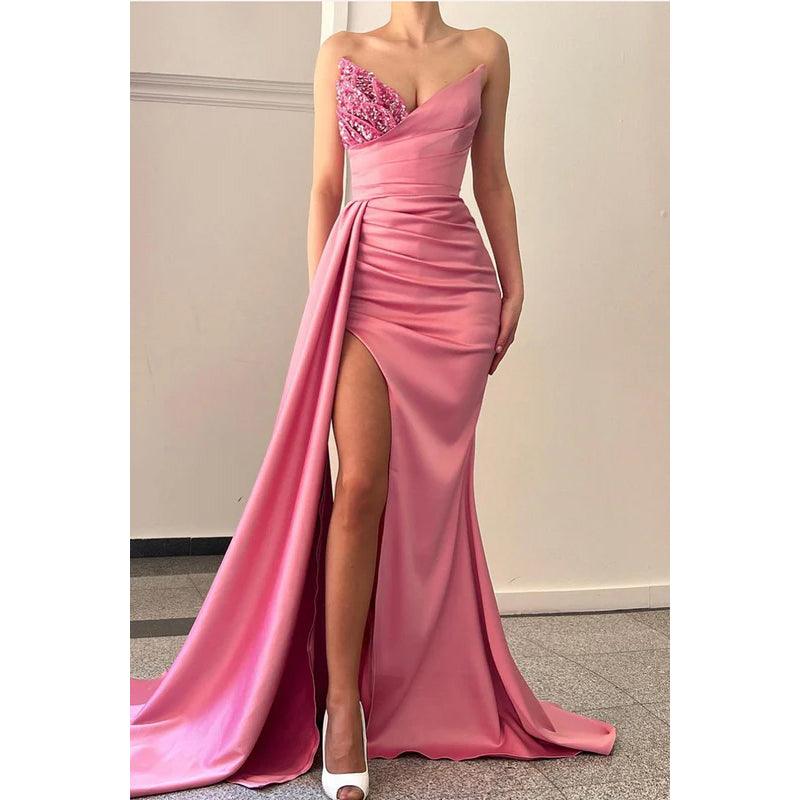 Robe de soirée fourreau/colonne à paillettes, décolleté en cœur, fendue, sans manches