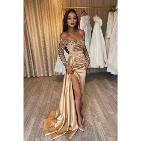 Robe de bal fourreau à manches longues et paillettes avec décolleté en cœur et fente